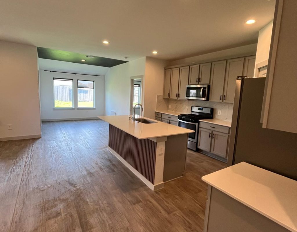 Efficient Klean team delivering detailed move in cleaning in Houston, TX